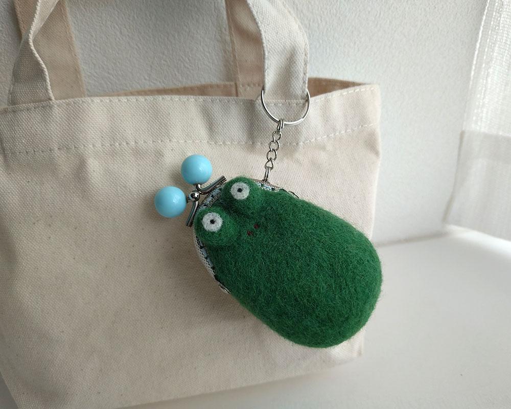 【羊毛フェルト】カエル君 みまもりがま口バッグチャーム1枚目の画像