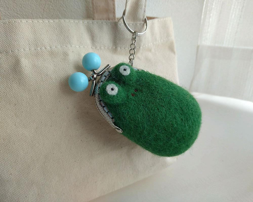 【羊毛フェルト】カエル君 みまもりがま口バッグチャーム | 2枚目