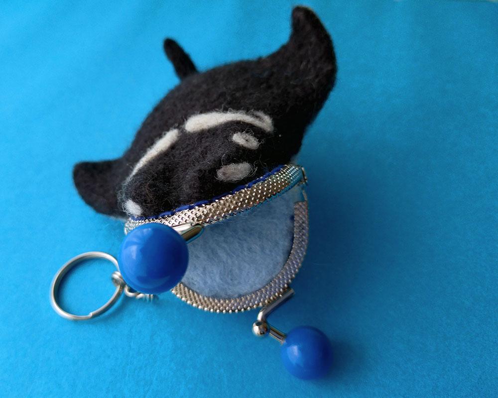 【羊毛フェルト】マンタ君 みまもりがま口バッグチャーム | 3枚目