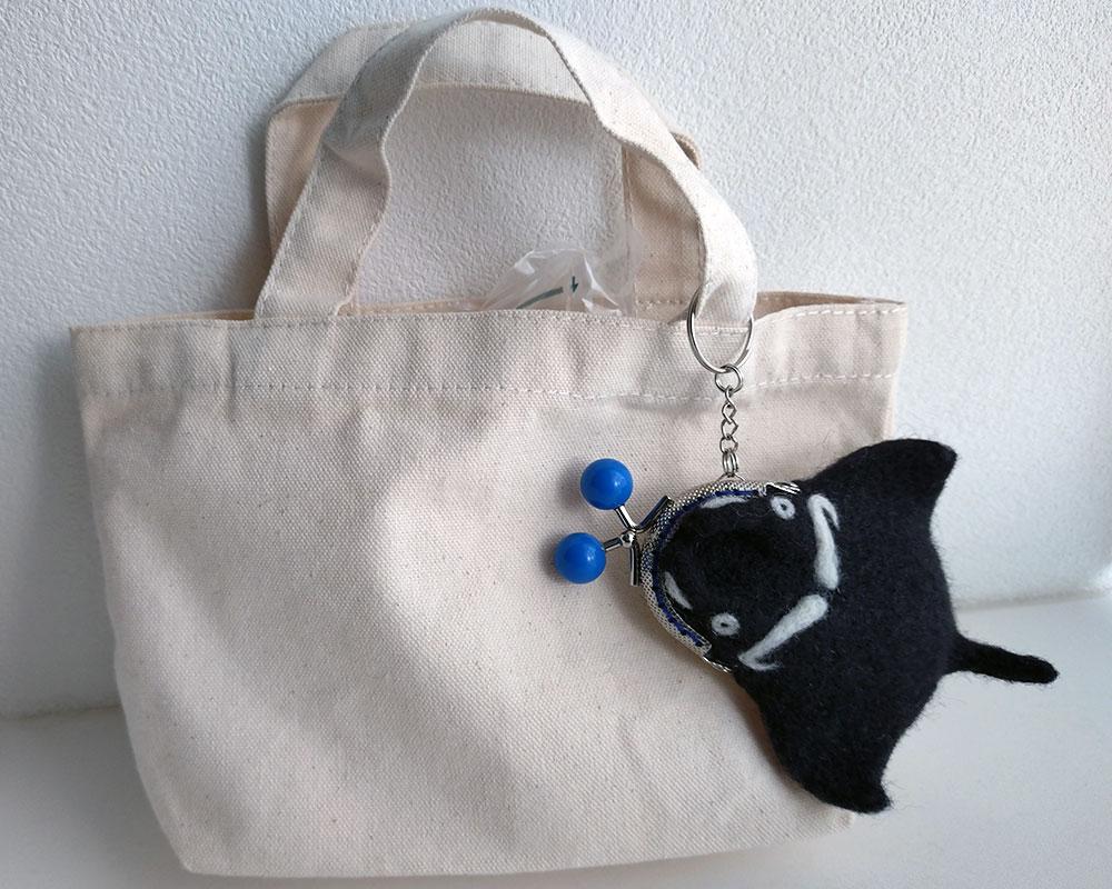 【羊毛フェルト】マンタ君 みまもりがま口バッグチャーム | 2枚目