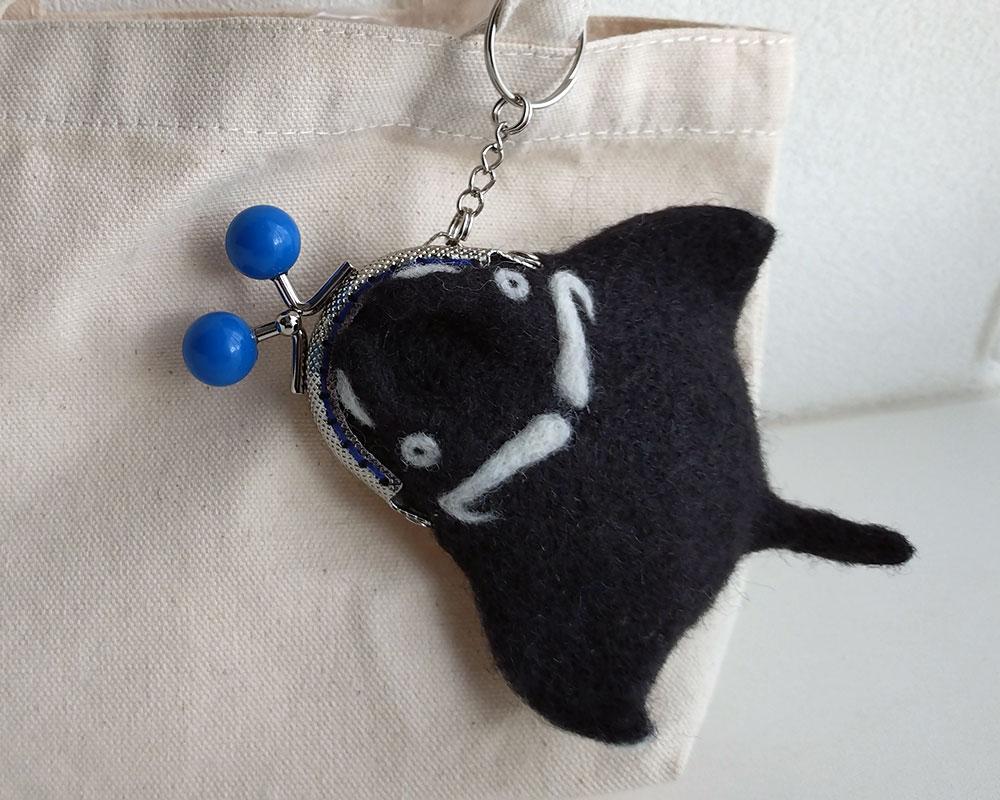 【羊毛フェルト】マンタ君 みまもりがま口バッグチャーム1枚目の画像