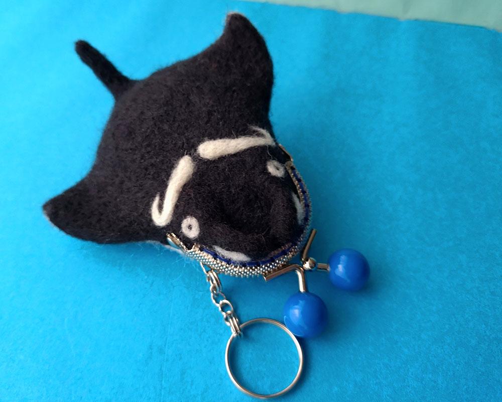 【羊毛フェルト】マンタ君 みまもりがま口バッグチャーム | 5枚目