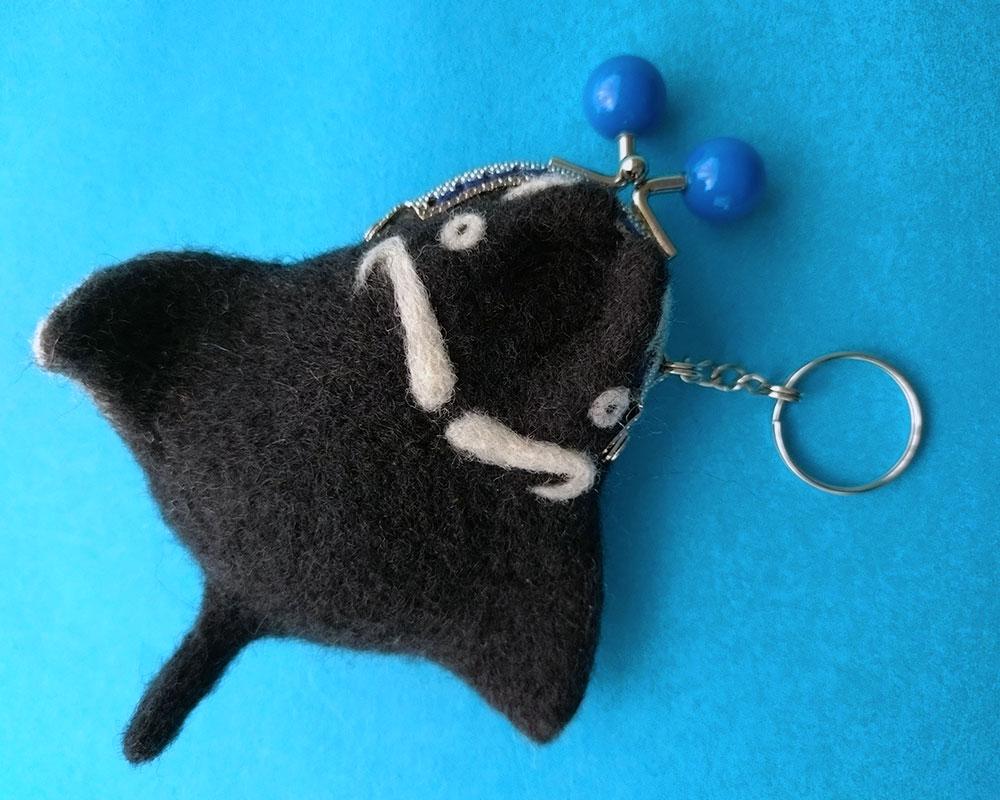 【羊毛フェルト】マンタ君 みまもりがま口バッグチャーム | 4枚目