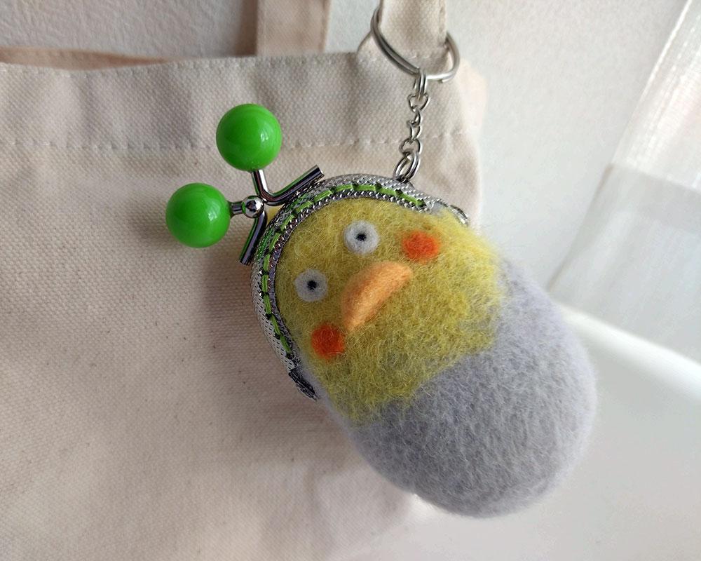 【羊毛フェルト】オカメインコちゃん みまもりがま口バッグチャーム1枚目の画像