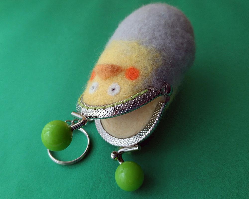【羊毛フェルト】オカメインコちゃん みまもりがま口バッグチャーム | 4枚目