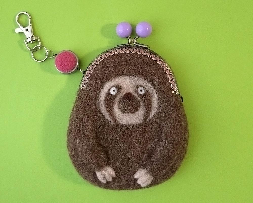 【羊毛フェルト】なまけもの君 パスケース1枚目の画像