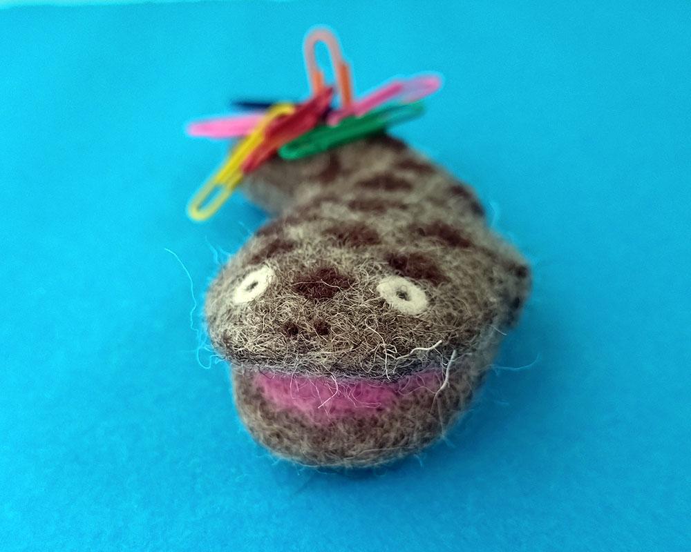 【羊毛フェルト】オオサンショウウオ君あくび中 クリップホルダー | 1枚目