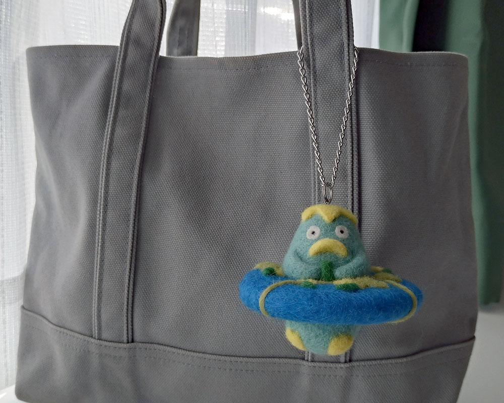 【羊毛フェルトのバッグチャーム】カッパ君の浮き輪でキュウリ栽培 | 2枚目